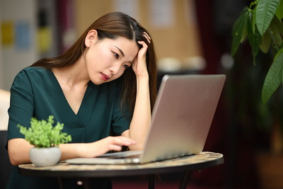パソコンで作業をする女性