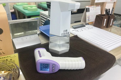 自動手指消毒の機械と体温計